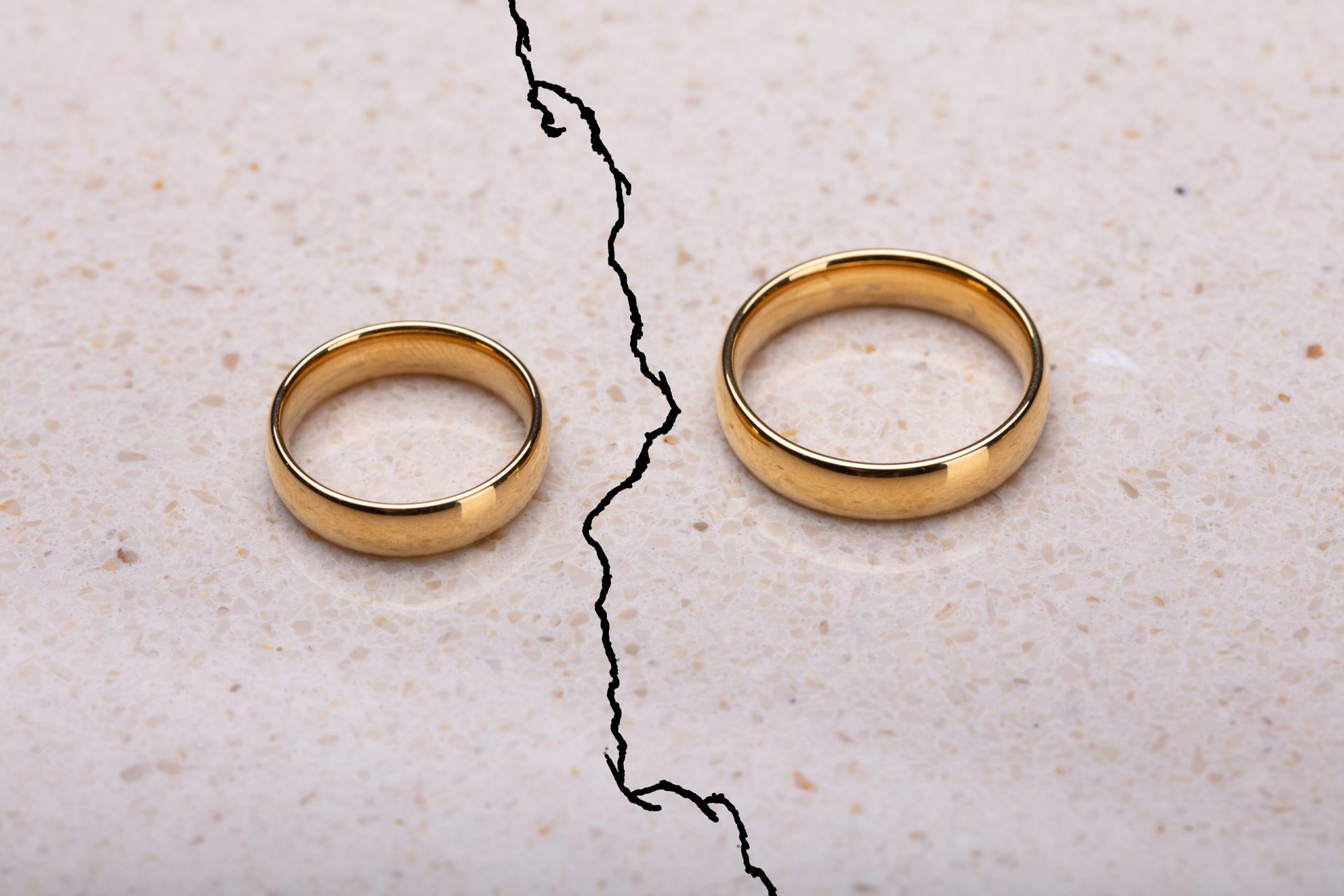 У как у кольца нет конца. Развод кольца. Сломанное обручальное кольцо. Два сломанных кольца. Обручальные кольца развод.