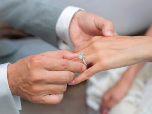 Wearing a ring at the engagement ceremony